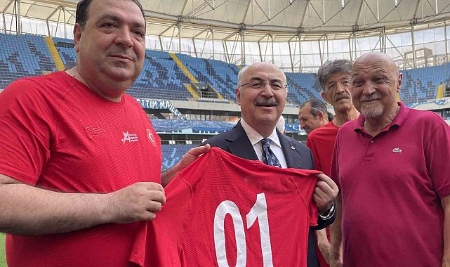 Adana'da spor basını, il protokolü ile gösteri maçında karşılaştı