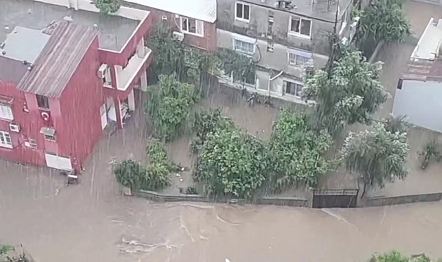 Adana'da yağmur nedeniyle yollar göle döndü