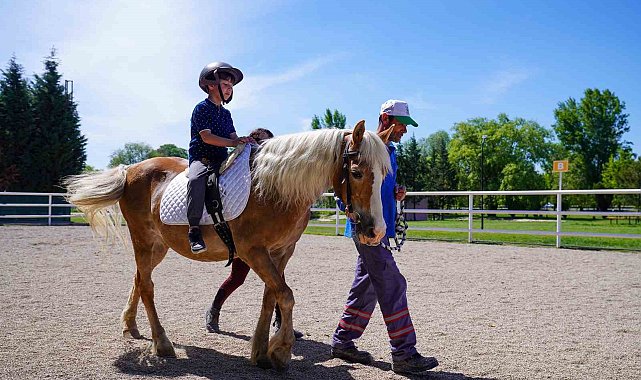 Adaptif binicilik eğitimleri sürüyor