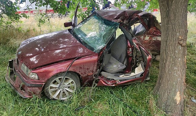 Adıyaman&#039;da otomobil ağaca çarptı: 1 ölü, 1 yaralı