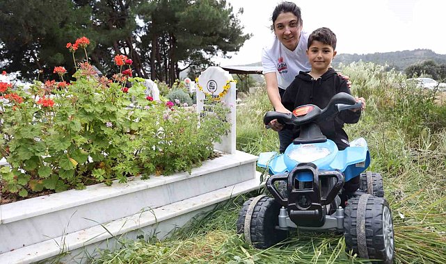Afetzede çocuğun akülü arabayla annesinin mezarını ziyareti yürekleri dağladı