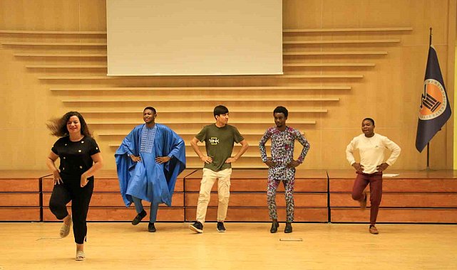 Afrikalı öğrenciler Filistin halkına destek için 'dapke' dansı yaptı