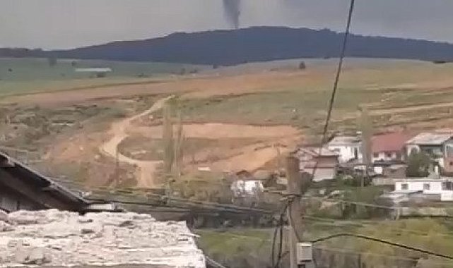 Ağaçları kökünden söken hortum cep telefonu kamerasına yansıdı