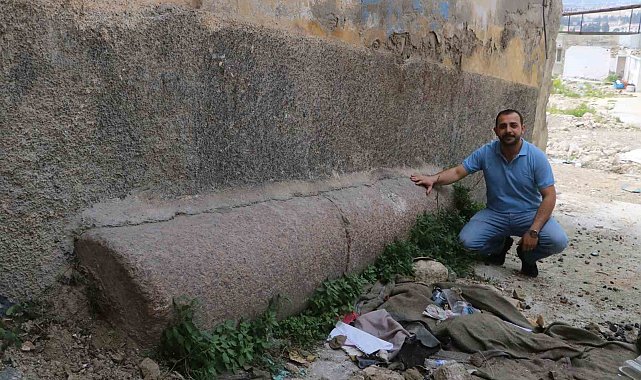 Ağır hasarlı binanın altında bulunan ve tarihi olduğu düşünülen devasa sütun merak uyandırdı