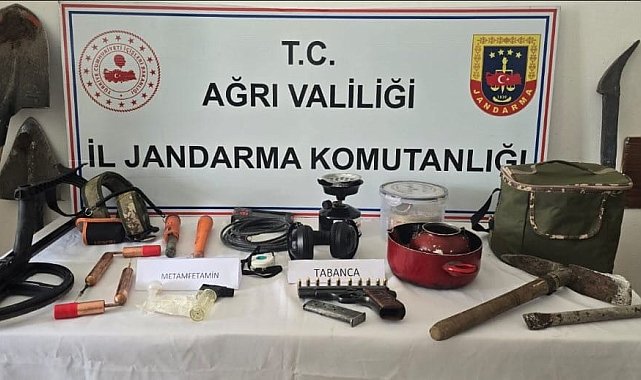 Ağrı'da kaçak kazı yapan şahıslar uyuşturucu ve silahlar yakalandı