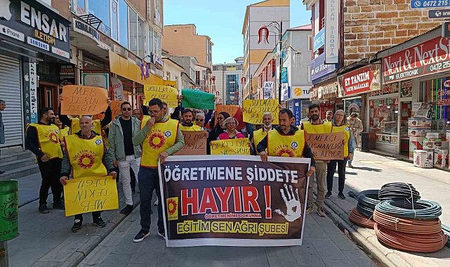 Ağrı'da öğretmenler "Şiddete Dur" demek için bir araya geldi