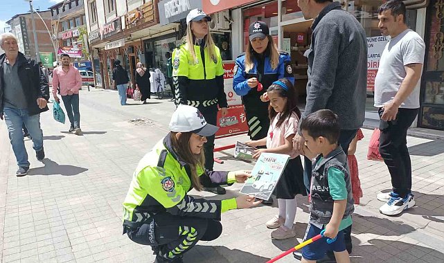 Ağrı'da Trafik Haftası'nda vatandaşlara bilgilendirme