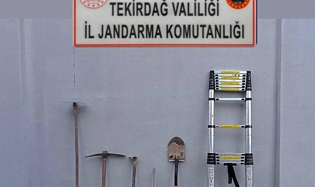 Ahırda kaçak kazı yaparken yakalandı