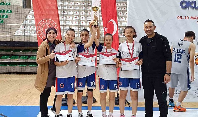 Ahmetli Gazi Ortaokulu sporcuları Türkiye 2'ncisi oldu