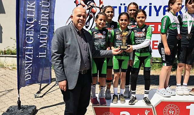 Akhisarlı minik bisikletçiler takım halinde ikinci oldu
