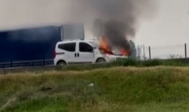 Aksaray'da hafif ticari araç alev alev yandı