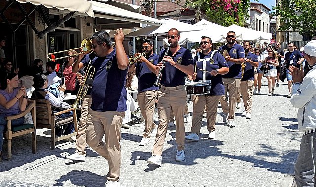 Alaçatı İki Yaka Festivali sokakları karnaval alanına çevirdi