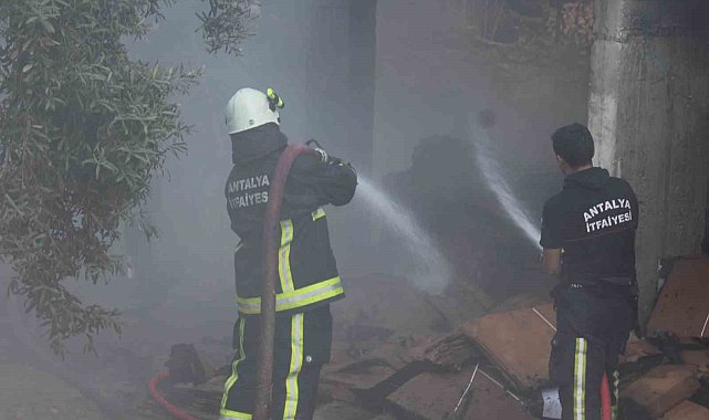 Alanya'da apartman alt katında yanan kartonlar paniğe neden oldu