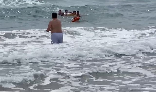 Alanya&#039;da boğulma tehlikesi geçiren tatilciler halatlara takılı can simitleriyle kurtarıldı