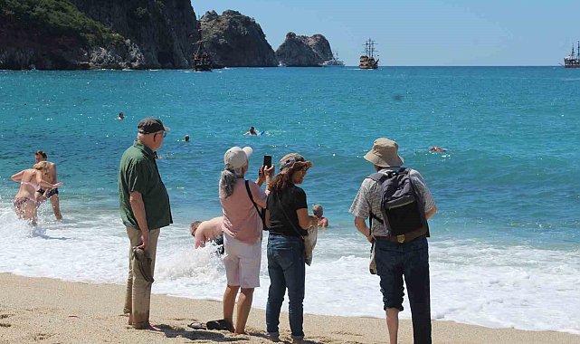 Alanya&#039;da turistler sıcak havanın keyfini sahilde çıkardı