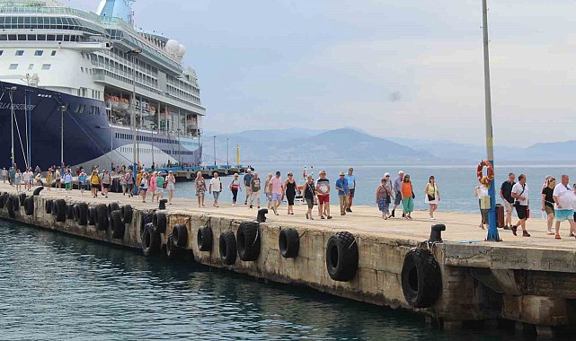 Alanya'ya sezonun ilk yolcu gemisi demir attı