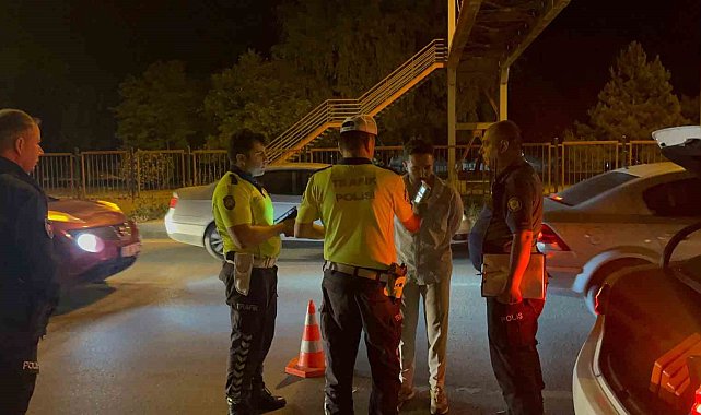Alkollü sürücü kaza sonrası önce röportaj verdi sonra bayıldı