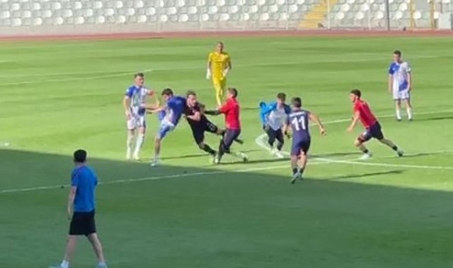Amasya'da amatör maçta kavga: Sahaya çöp kovası atıldı, futbolcular birbirine girdi