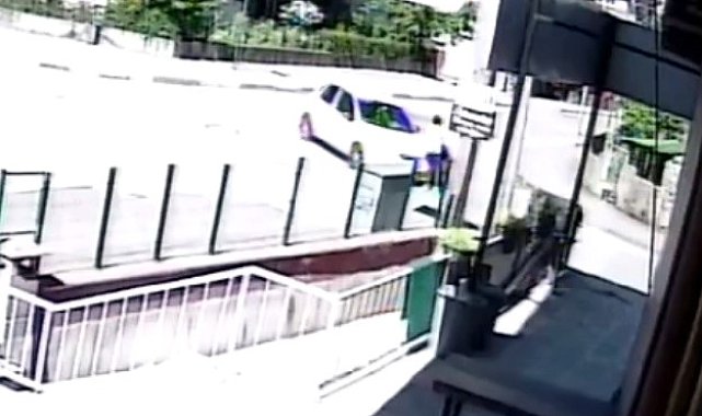 Anne ve çocuğuna otomobil çarptı