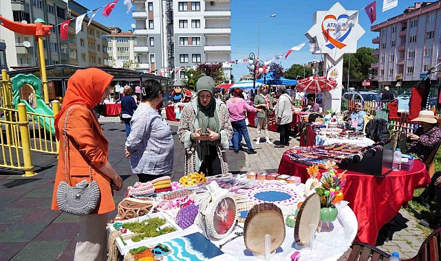 Anneler Günü'ne özel kurulan pazarda hem satış yaptılar hem eğlendiler