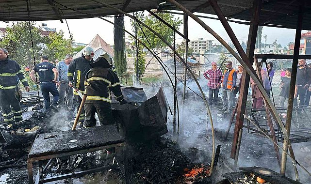 Antakya'da çıkan yangından baraka kullanılamaz hale geldi