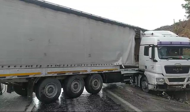 Antalya-Denizli yolunda tır makasladı, yol trafiğe kapandı