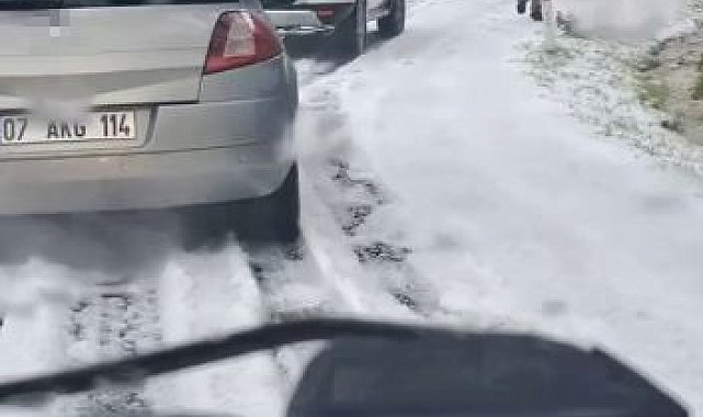 Antalya'da şiddetli dolu yağışı yayla yolunu beyaza bürüdü