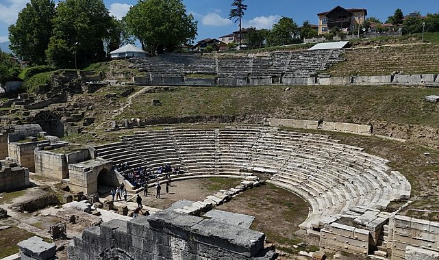 Antik tiyatro kazıları yeniden başladı