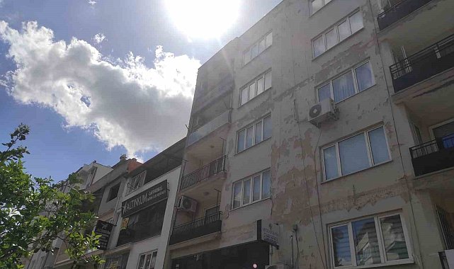 Apartmanın çatısından kopan beton yola düştü