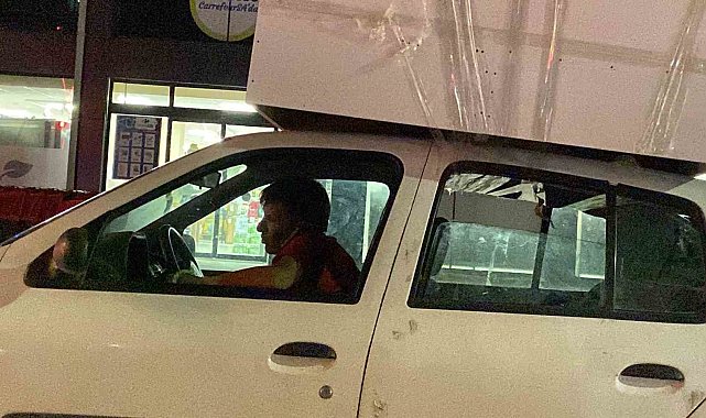 Aracın tavanına koli bandıyla yapıştırdığı dolapla trafikte böyle seyretti