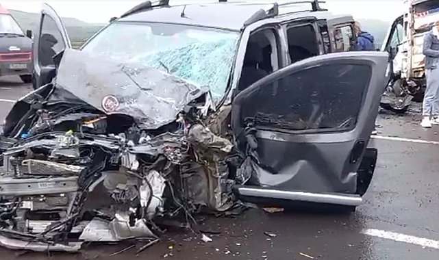 Ardahan'da kafa kafaya çarpışan iki araç hurdaya döndü: 2 yaralı