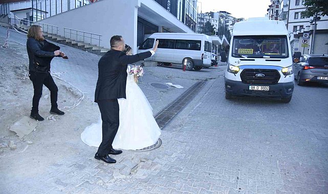 Artvin'de gelin ve damat düğünlerine dolmuşla gitti
