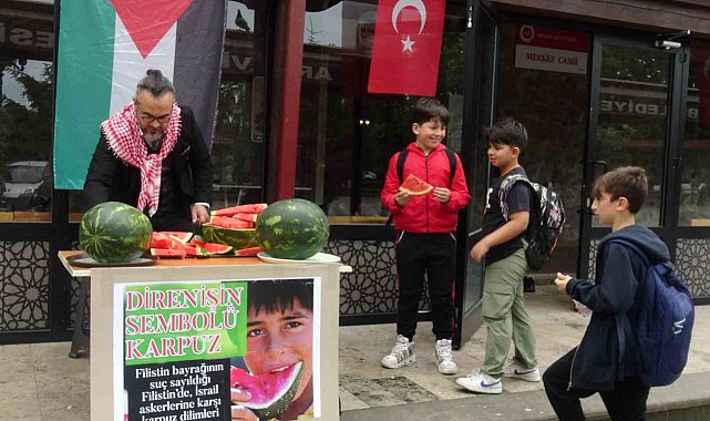 Artvin'de öğretim üyesi karpuz dağıtarak İsrail'i protesto etti