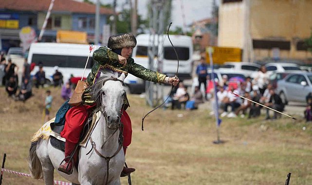 Asırlardır oynanıyor: Kadın ve erkek sporcuların at üzerindeki gösterisi dikkat çekti