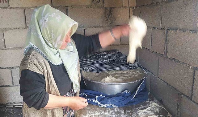 Asırlık tandır kültürüyle ekmek zamlarını yendiler