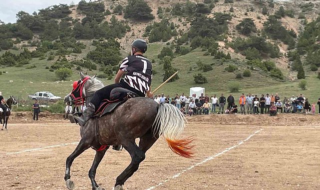 At üzerinde cirit atarak spor bayramı kutladılar