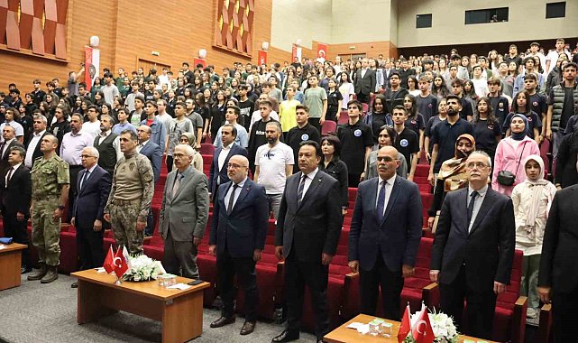 Atanur Aydın'dan öğrencilere: "Siz bizim paydaşımız değil, geleceğimizsiniz ve bizim takım arkadaşımızsınız"