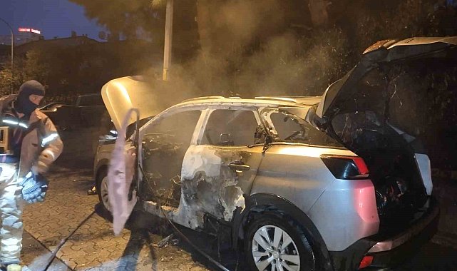 Ataşehir'de park halindeki araç kundaklandı