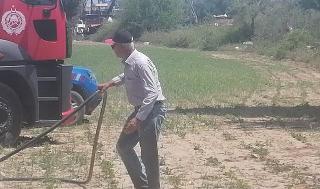 Attığı sigara yangın çıkarınca itfaiye eri gibi çalıştı