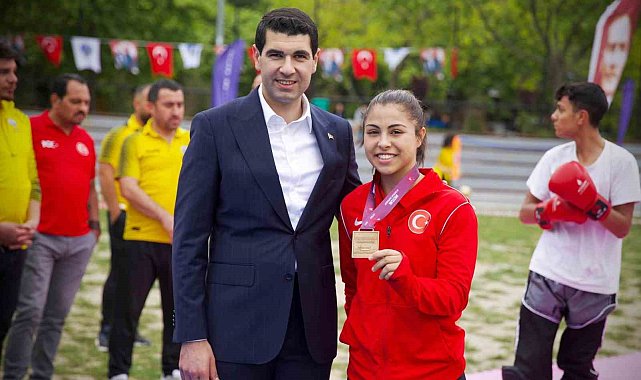 Avcılar Belediye Spor Kulübü'nün güreşçisi Delal, Avrupa şampiyonu oldu