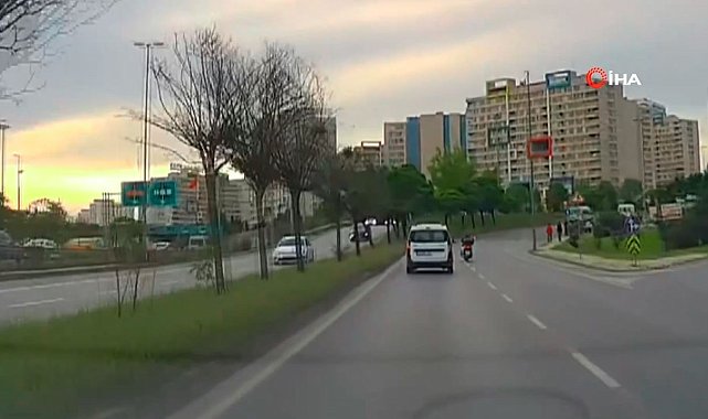 Avcılar'da refüje çarpan motosiklet sürücüsü yola savruldu: Feci kaza anı kamerada