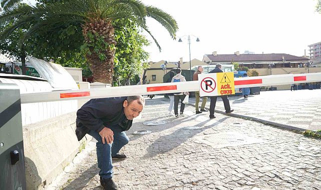 AVM'den caddeye bariyer: Vatandaşlar eğilerek altından geçiyor