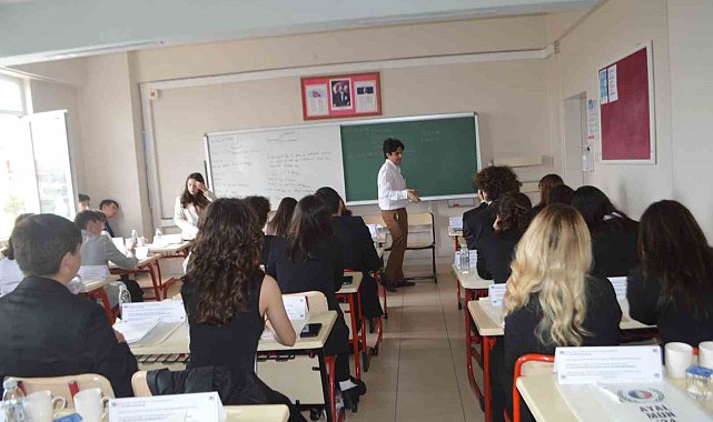 Ayvalık'ta AYAL öğrencileri dünya sorunlarına çözüm arıyor