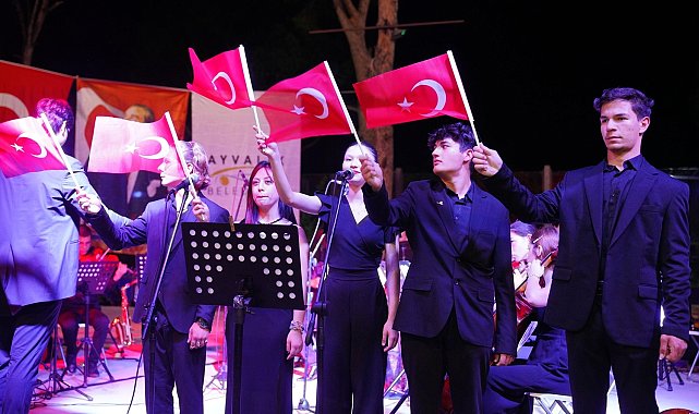 Ayvalık'ta Sebahat-Cihan Şişman Güzel Sanatlar Lisesi öğrencilerinden yılsonu konseri