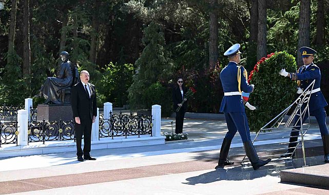 Azerbaycan'ın ulusal lideri Haydar Aliyev 101. doğum gününde mezarı başında anıldı