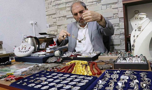 Baba mesleğini sürdürerek köylerden topladığı antika eşyaları satıyor