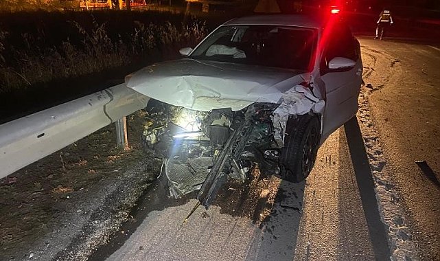 Babaeski&#039;de kontrolden çıkan otomobil bariyerlere çarptı