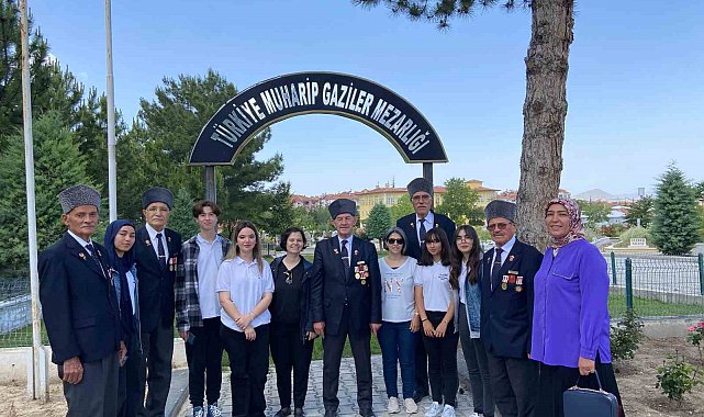 Babasının silah arkadaşlarını görünce gözyaşlarına hakim olamadı
