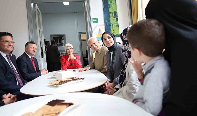 Bakan Göktaş, 24 sene sonra Brüksel'deki aile dükkânında yeniden kasaya geçti
