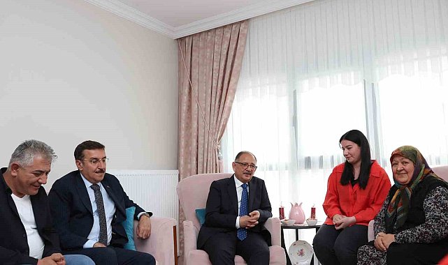 Bakan Özhaseki, Malatyalı depremzede Özgür ailesine misafir oldu